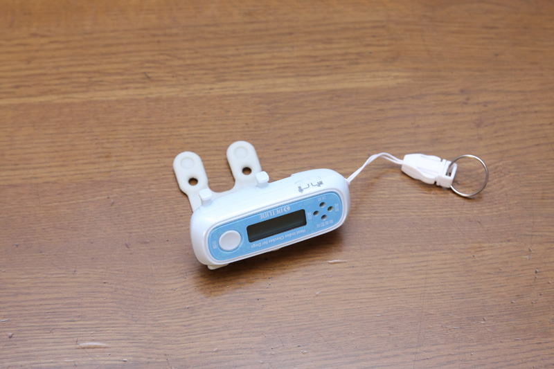 本体に付属のゴムバンドをボタンのようにはめる