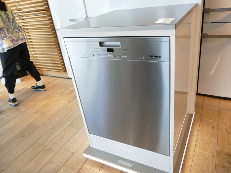 ビルトイン食器洗い機(60cm幅)「G 4920 SCi」。写真はステンレスのドアキット(37,000円(税抜))を取りつけたもの