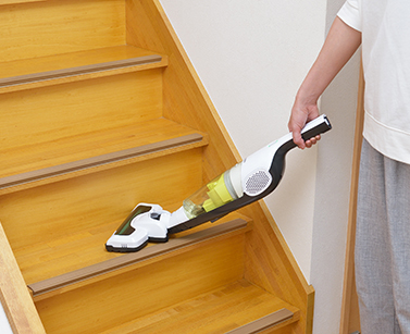 階段を掃除するときはハンディクリーナーにし、床ノズルを取りつける