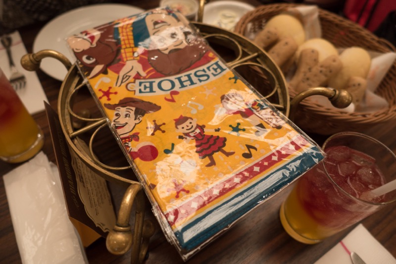 置いてある大きめなハンカチっぽいものはスカーフとして使える