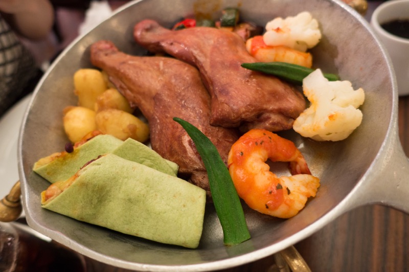 大人用はまとめて運ばれてくるので各自取り分け。味は結構よい