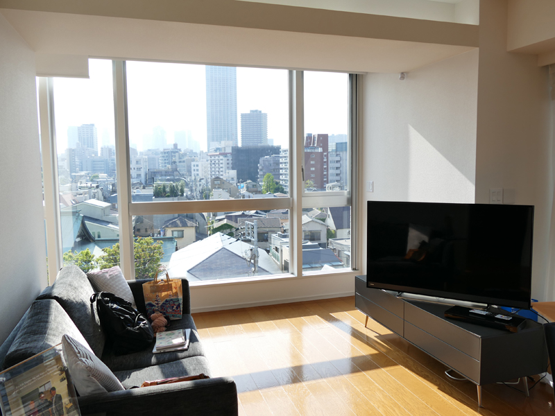 ユーザーの生活リズムを学習して、照明やカーテンなどが自動で動くようになる。写真は東京・四谷にあるCASPARを導入したモデルルーム