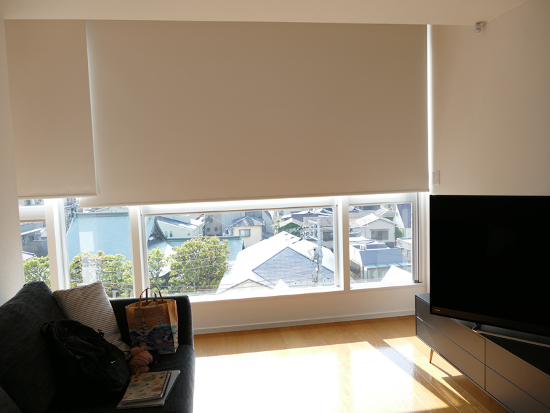 カーテンも自動で開閉する