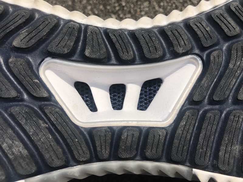 通常のスポーツシューズと異なり、アウトソール部分にも通気孔を配する。アッパーから入った空気は、この通気孔から排出されることで抜群の通気性を確保している。