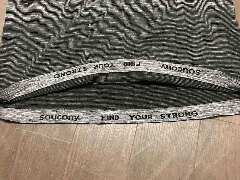 裾部分にはナイキやルルレモンのニットトップスと同様に“SAUCONY FIND YOUR STRONG （長所を見つけろ）”というメッセージが編み込まれている