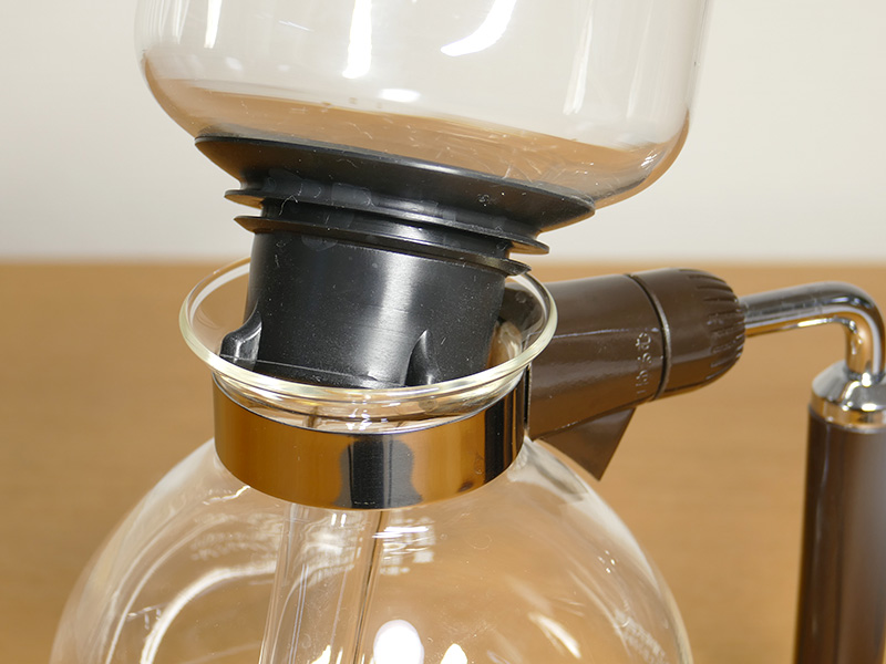 ガラス製のサーバーとロートはHARIO製。シリコン製のロートゴムは、柔らかくて滑りも良く、抜き差しがしやすい