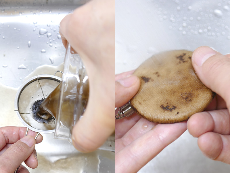 ろ過器を取り付けたまま、水かお湯で洗い流す。茶こしがあるとシンクも汚しにくい。ろ過器は絶対に洗剤は使わないこと
