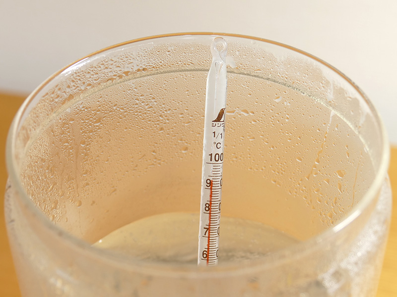 ロート内にボコボコと水蒸気が上がって60秒以上経過しても温度は93℃だった。雑味の少ない美味しいコーヒーを淹れるのに適した温度がコントロールされていた