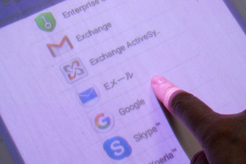 操作もできます。これは床に投射した状態で、アカウントの追加をしているところ