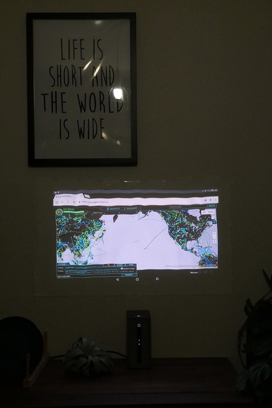 IntelMapを壁に投射。このときは23型サイズですが、壁から離せばもっと拡大できます。飲みながら楽しめそう!?