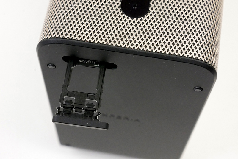 microSDカードスロットはあるので、スマートフォンで撮った写真を直接表示できますが、逆に取り忘れが心配です!