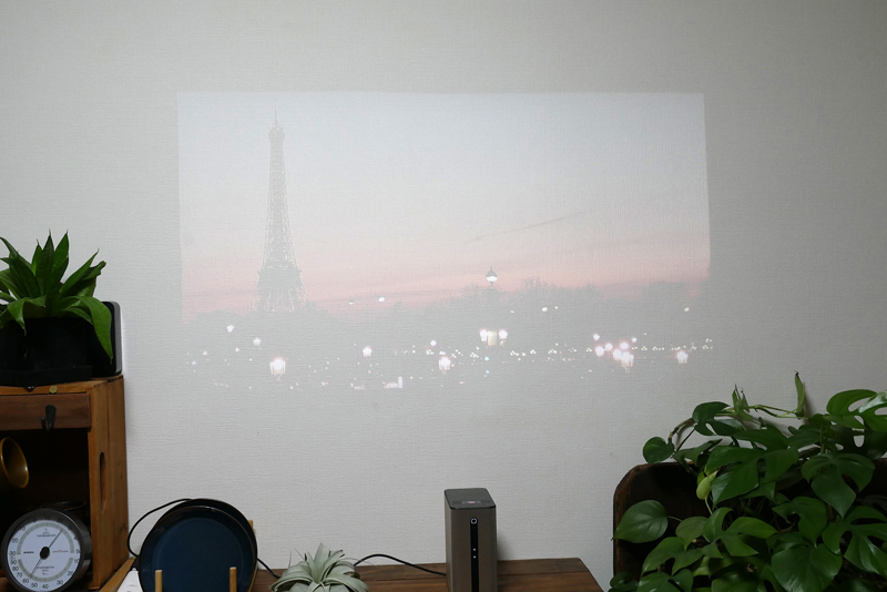 パリの風景写真を明るい部屋で見るとこんな状態。明るい部屋でも映像が楽しめるくらいだと嬉しいですね