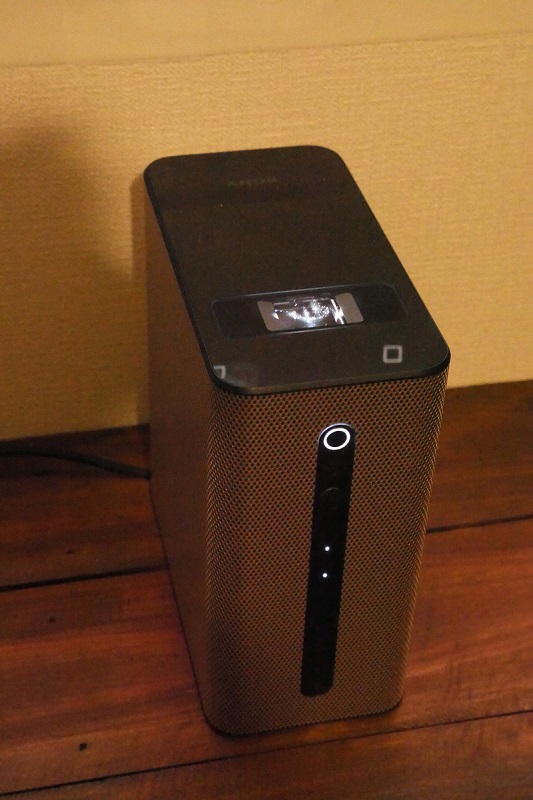 たったこれだけのスペースがあるだけで、大画面で映像が楽しめます