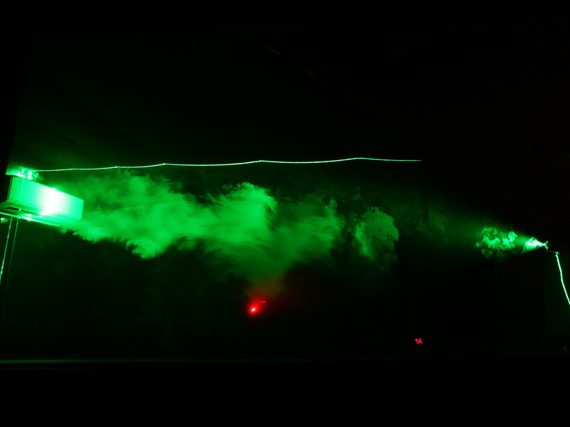 一般的なエアコンの冷気(左)は吹き出し口から数mもすると床に落ち始める。対してXシリーズ(右)はデュアルブラスターにより、天井を這うように遠くまで届く