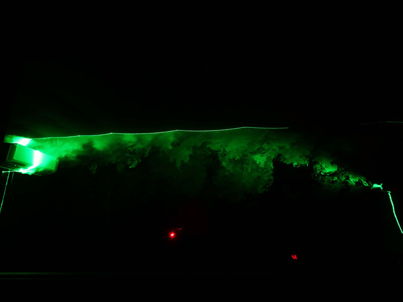 一般的なエアコンの冷気(左)は吹き出し口から数mもすると床に落ち始める。対してXシリーズ(右)はデュアルブラスターにより、天井を這うように遠くまで届く