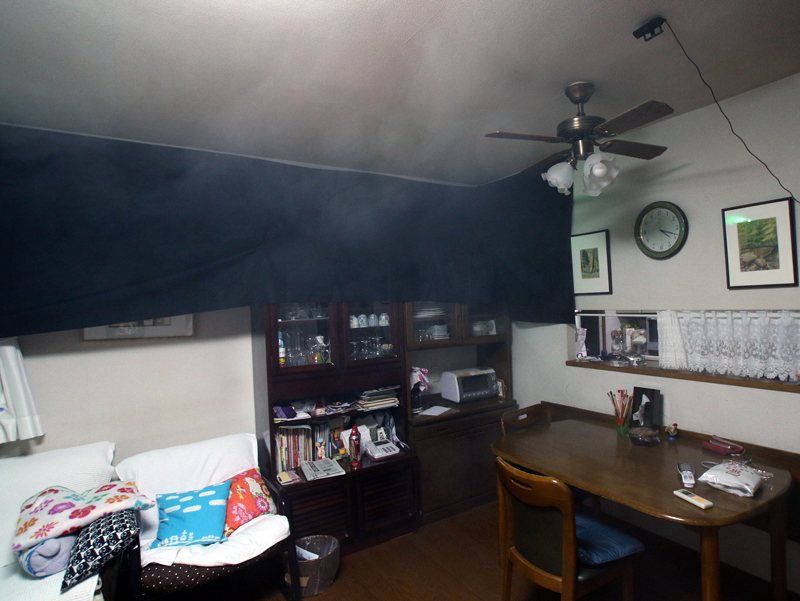 吹き出し口から出た重い冷気が、デュアルブラスターの気流に引き寄せられ天井を進んでいる(暗幕の上なので煙があまり写っていない)。ダイニングテーブルの上まで冷気が届いている