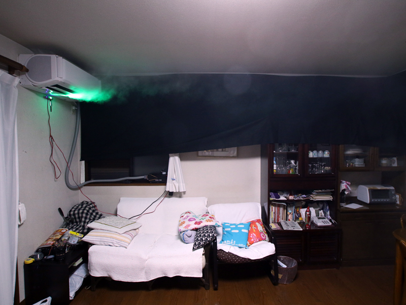 最初に天井に冷気が回り、反対側の壁に当ることで気流が部屋全体に回り込む