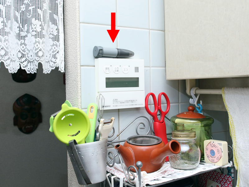 キッチン(給湯器のスイッチ上)と廊下の奥(画のつり紐に引っ掛けほぼ頭の高さ)にも温度センサーを別に設置