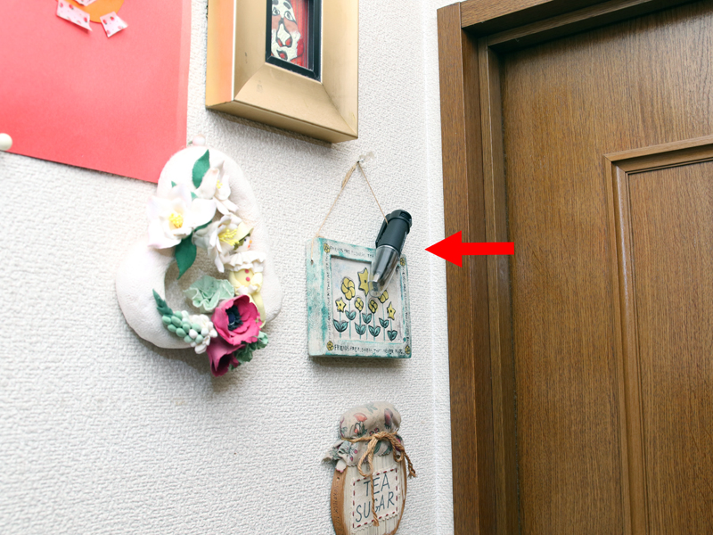 キッチン(給湯器のスイッチ上)と廊下の奥(画のつり紐に引っ掛けほぼ頭の高さ)にも温度センサーを別に設置