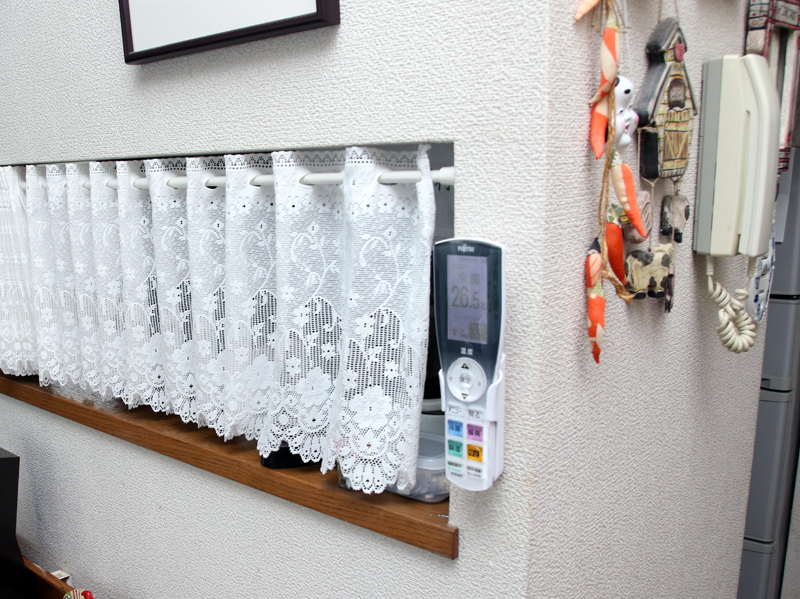 リモコンには温度センサーが内蔵されているので、本体から離れた場所にリモコンかけをつけたり、手元に置いておくといい