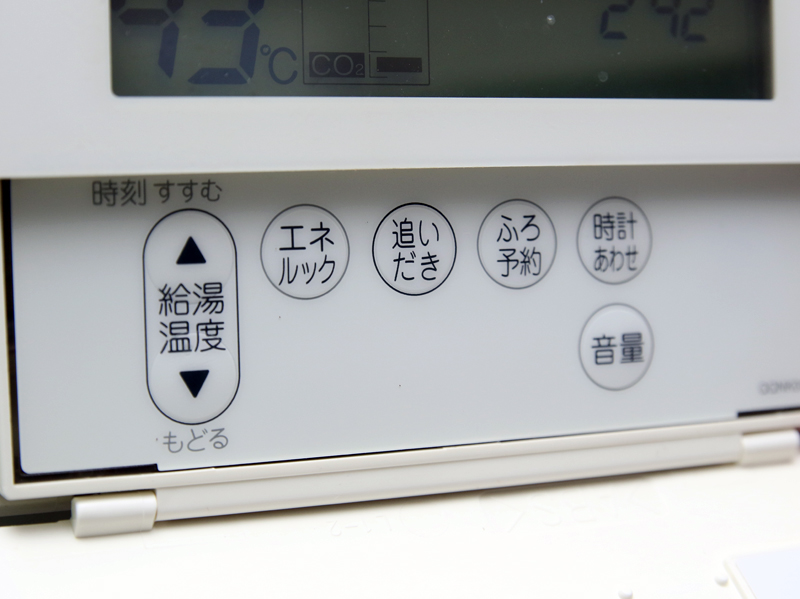 給湯器のスイッチと違ってシールがペコペコするタイプではなく、パソコンのキーと同じようにプラスチック製のキートップがついているしっかりしたリモコン