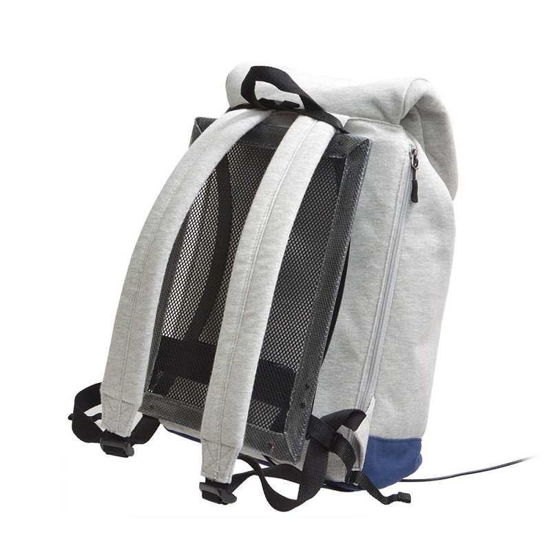 メッシュ素材で通気性を確保。さまざまなリュックに対応するという