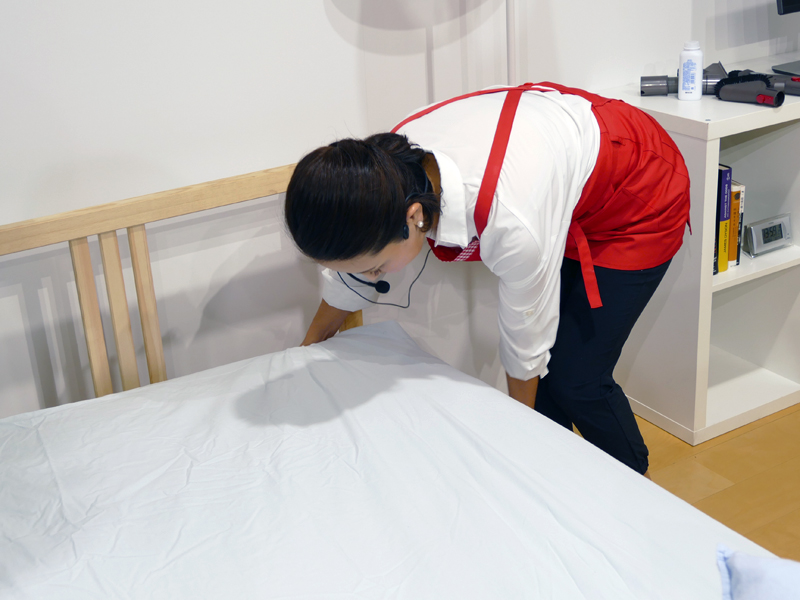 その上からシーツを掛けた。この上から「dyson V7 mattress」を使って、掃除したところ、シーツの下のベビーパウダーまで吸引できていた