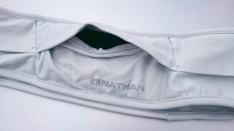 4分割されたポケットは走行中に収容物が移動することを防止。またフラップが付く構造は、中身が飛び出すことを防いでくれる。iPhone7 PLUSのような大型のスマートフォンが入れられる点も大きな魅力だ