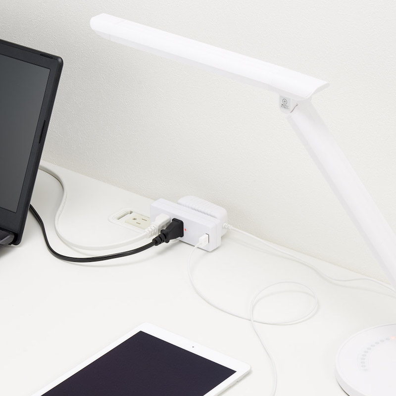 差込口は表面に2個、裏面に1個、USBポートは表面に1個配置