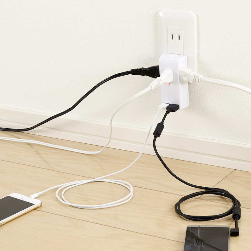 差込口は左右に各1個、前面に1個、USBポートを前面に2個配置