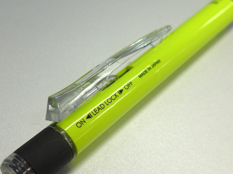 クリップ部をカチッと鳴るまで押し上げるとロックされる