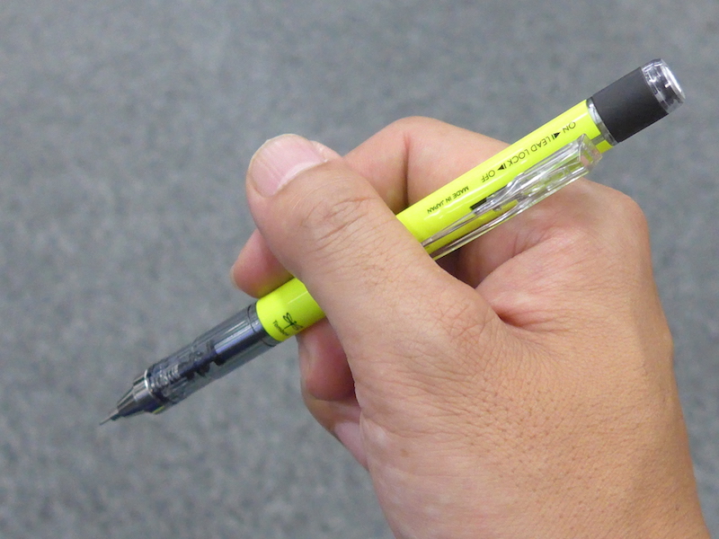 ペン軸を上下に振ると芯が出てくる「フレノック機構」