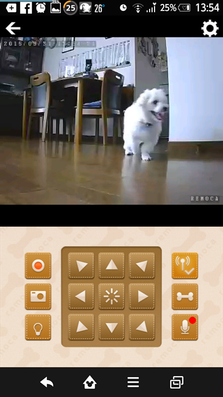 画面上部にリアルタイムの映像。下にはリモカをコントロールするパネルが表示されている
