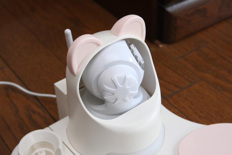 左右もほぼ180度振り向ける。防犯カメラに劣らない自在な操作が可能