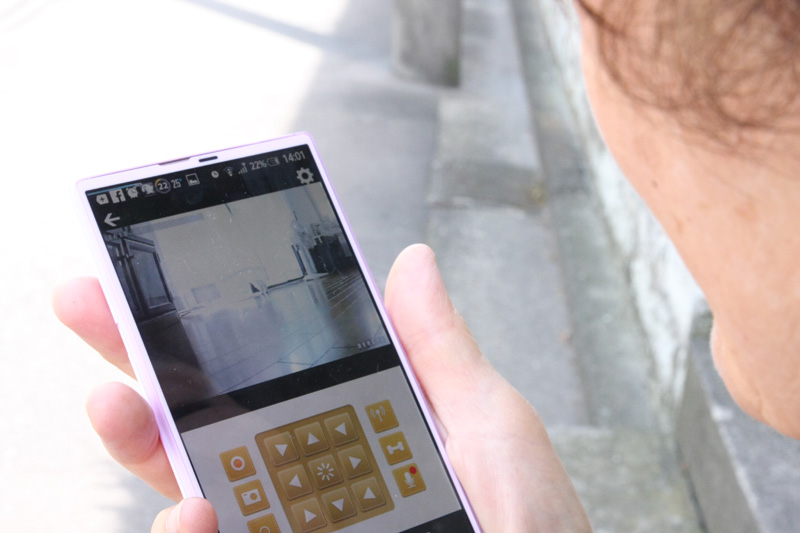 室内の音を聞くだけでなく、スマートフォンに話しかけるとリモカからその声が聞こえるという声かけ機能。愛でてもいいし、しつけてもいい