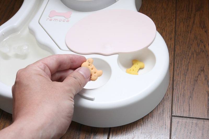 2回分のおやつをセットして、フタを回転させしめると準備OK