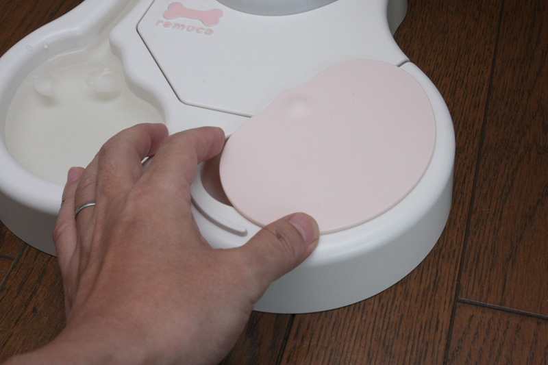 2回分のおやつをセットして、フタを回転させしめると準備OK