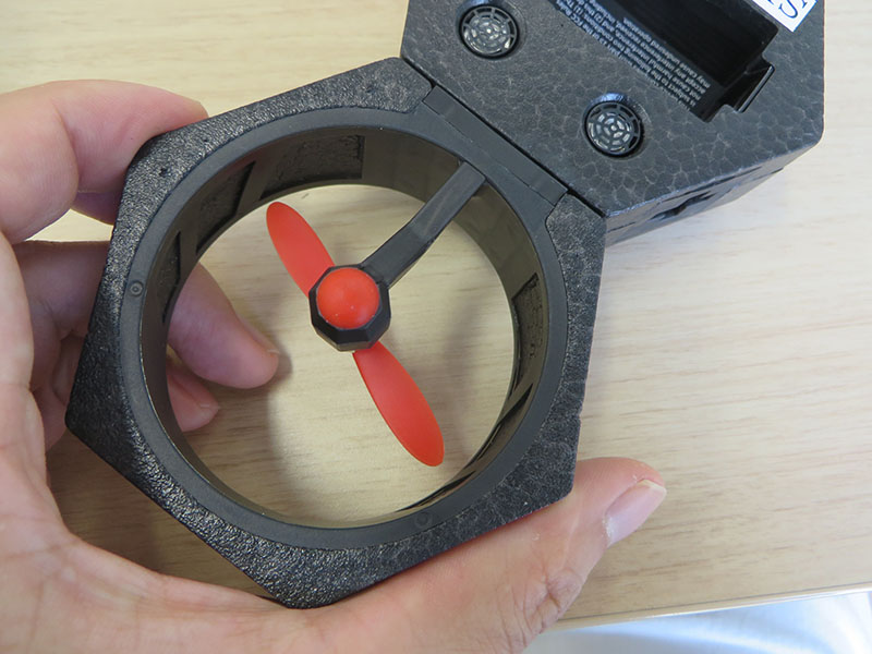 書いてあるとおりに接続します、マグネットなのでハマり具合が心地よいです