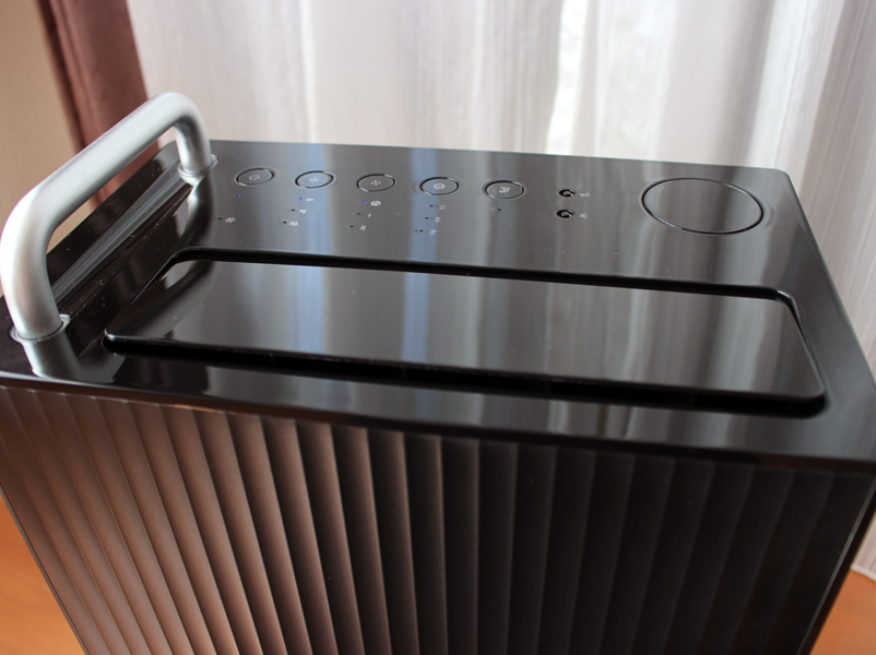 天面手前がルーバー部分