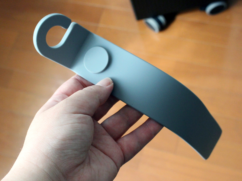 付属のコードホルダーはマグネット式