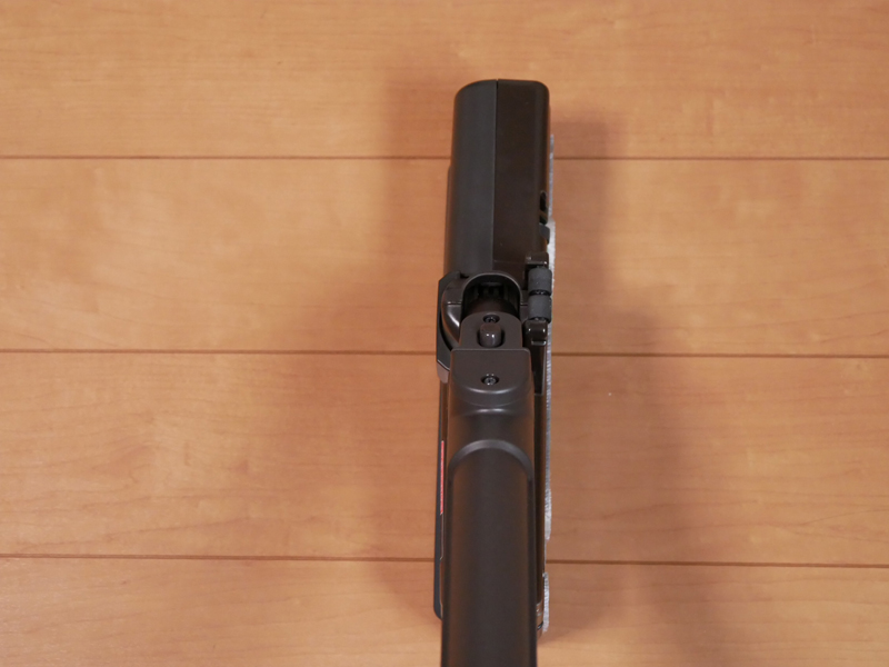 グリップを握る手首を回すだけで、「I字」ノズルになる。すき間掃除に便利