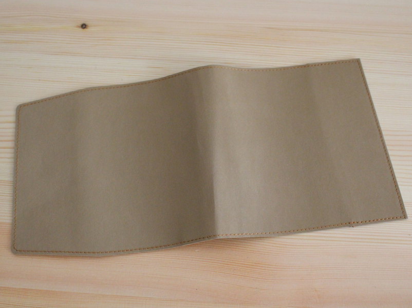 開いたところ。紙製のため、すでに少しシワがついてしまったが、素材は確かに丈夫そう