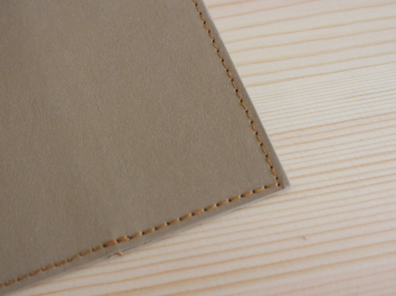 ミシン縫いのステッチが、ジーンズのラベルを彷彿させる