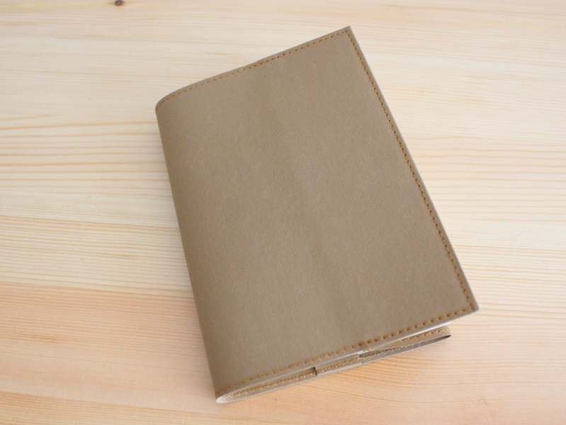 右側は、本に軽く折り込む。厚みの違う本にも使いたいので、あえて折り目はつけなかった