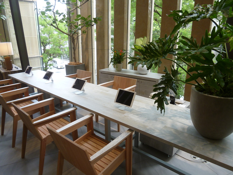 ストアのデザインコンセプトは「Bright&Natural」。木や緑が多く温かみがある