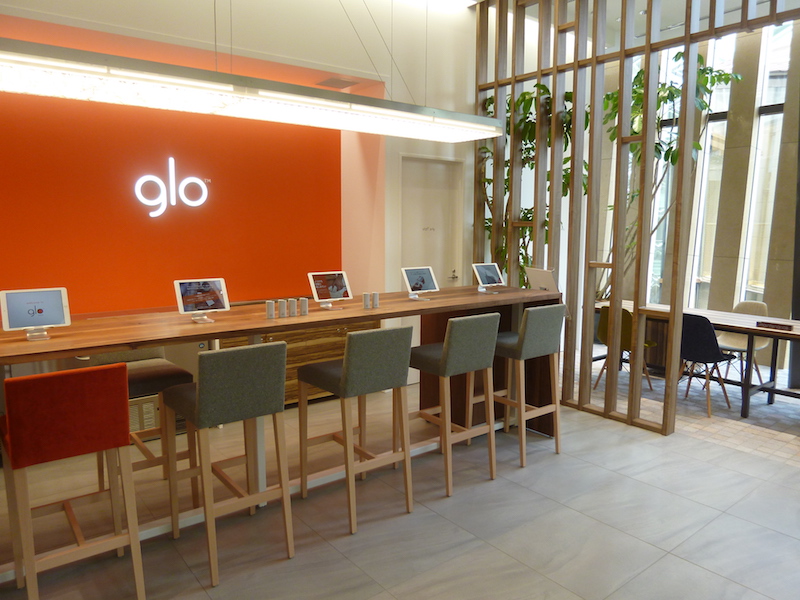 2階の販売スペース。来客者2名に対しスタッフが1名付き、説明を行なう