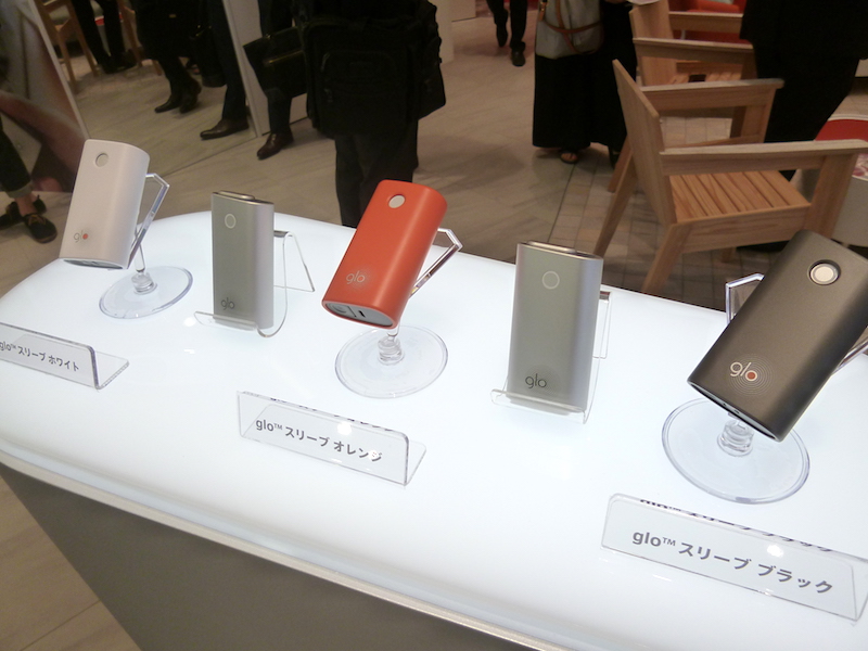 ストアで購入できるアクセサリーは、スターターキットに含まれているACアダプター、電源コード、専用ブラシと、ストア限定のケース1種類(3色)