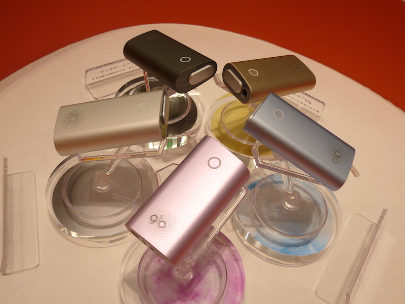 定番のシルバーのほか、ストア限定カラーであるモーヴ・ピンク、ミスト・ブルー、シャンパン・ゴールド、ストーン・ブラックの4色を用意