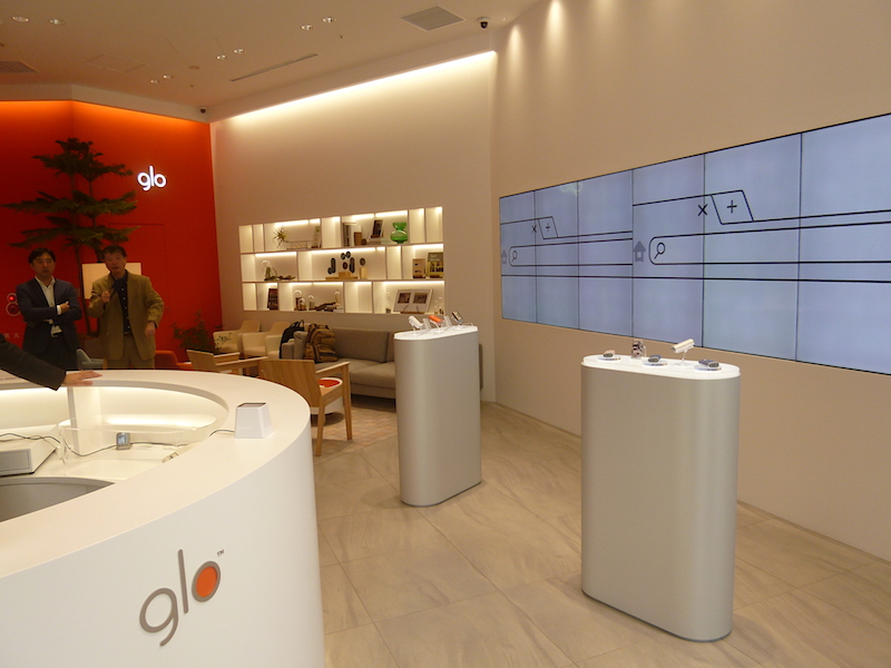 高級ブランドの路面店が建ち並ぶ通りにあり、店内もスタイリッシュ