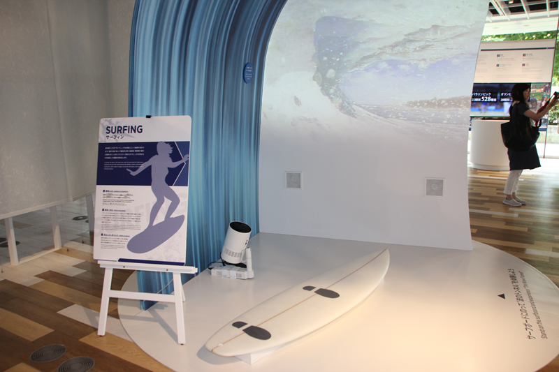 サーフボードに乗ってサーフィンの体験も